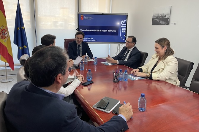 El consejero de Fomento, Jorge García Montoro, y el presidente de Frecom, José Hernández Martínez, durante la reunión mantenida