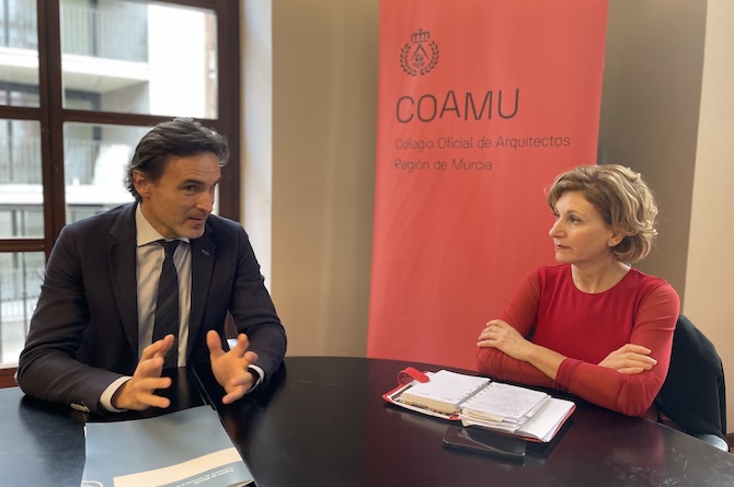 El consejero de Fomento, Jorge Garcia Montoro, y la decana-presidenta del Colegio Oficial de Arquitectos de la Región de Murcia (COAMU), María José Peñalver Sánchez