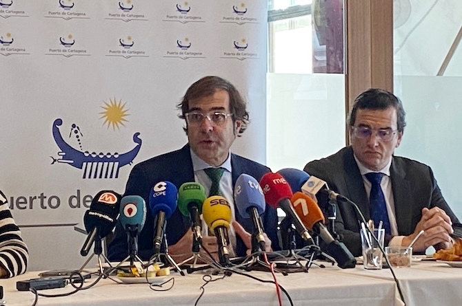 De izquierda a derecha: Pedro Pablo Hernández, presidente de la Autoridad Portuaria, y José María Gómez, director general de la misma