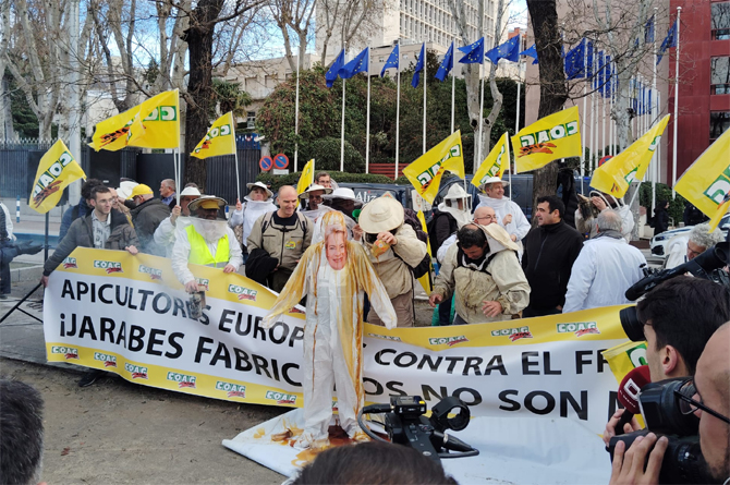 Apicultores concentrados en Madrid