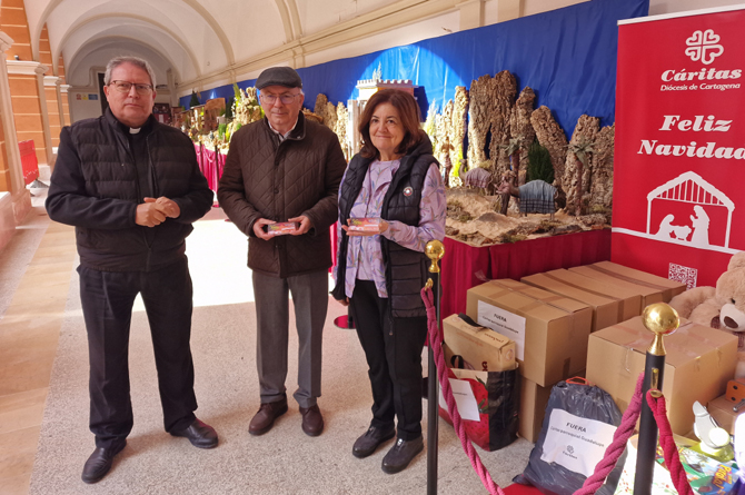 Momento de la entrega a Cáritas de la recaudación del concierto de la Orquesta Sinfónica de la UCAM