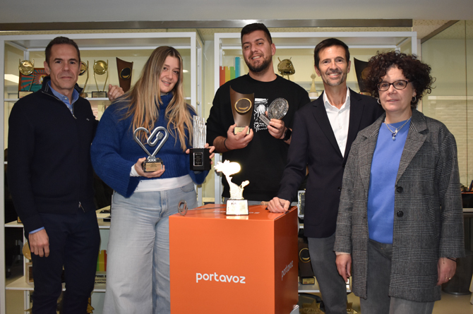 Parte del equipo de Portavoz con algunos de sus más recientes premios