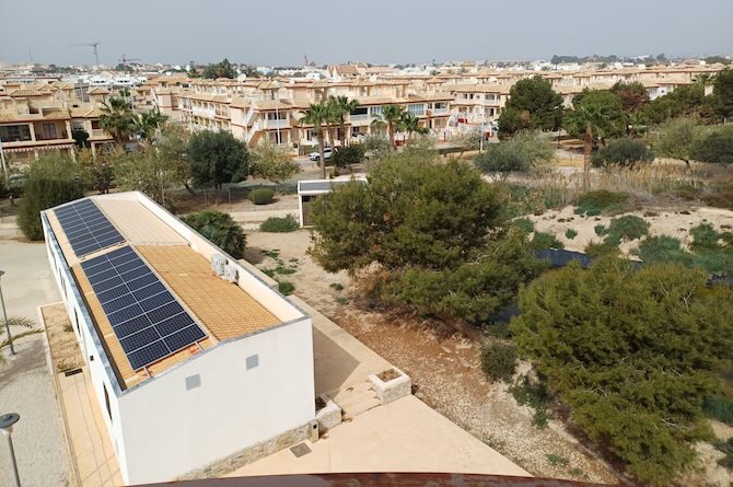 Placas solares en centro de visitantes de Las Salinas de San Pedro