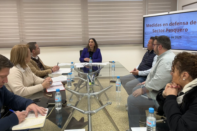 La consejera Sara Rubira, reunida hoy con las cofradías de pescadores