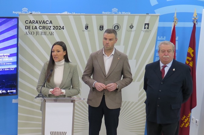 La consejera Carmen Conesa durante su intervención, en presencia del alcalde de Caravaca de la Cruz y del hermano mayor de la Cofradía de la Vera Cruz
