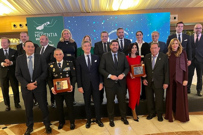 Todos los premiados con las autoridades