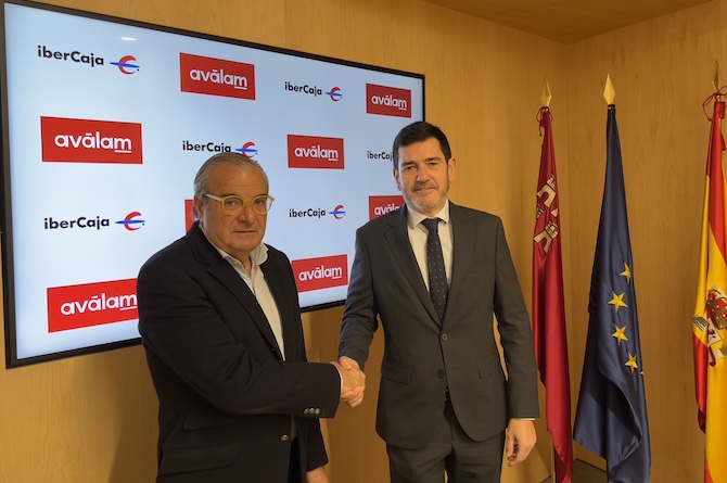 Luis Martínez de Salas y Fernando Gea durante la firma del acuerdo