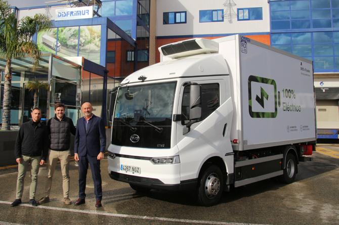 Juan Jes&uacute;s S&aacute;nchez, a la derecha, junto al modelo de cami&oacute;n el&eacute;ctrico BYD EMT6