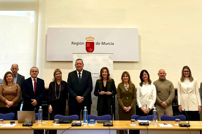 Representantes de Empresa y Trabajo con agentes sociales y colegios profesionales