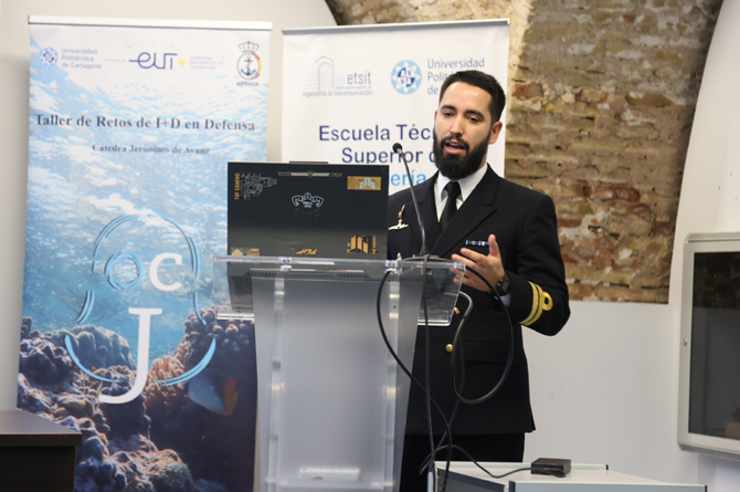 El teniente de nav&iacute;o Guillermo Hoyos