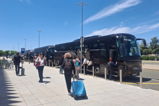 Llegada de turistas extranjeros al aeropuerto de Corvera