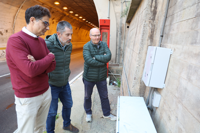 Antonio Javier Garc&iacute;a, Rafael Asorey y Joan Garc&iacute;a, investigadores de la Escuela de Teleco y fundadores de Qartia, observando el medidor s&iacute;smico
