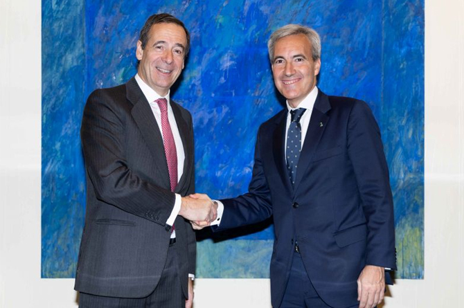 Gonzalo Gort&aacute;zar y Alejandro O&ntilde;oro, tras la firma del acuerdo