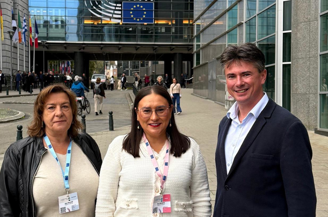 Eva Reverte, en el centro, ante la sede del Parlamento Europeo