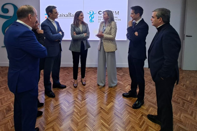 Paula Pay&aacute; Pe&ntilde;alver y Olga Garc&iacute;a Saz, en el centro, tras la firma del convenio