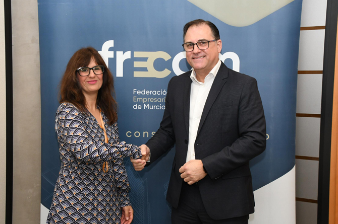 La vicerrectora de Formaci&oacute;n Continua de la UMU, Ana Vanesa Valero, y el presidente de FRECOM, Jos&eacute; Hern&aacute;ndez