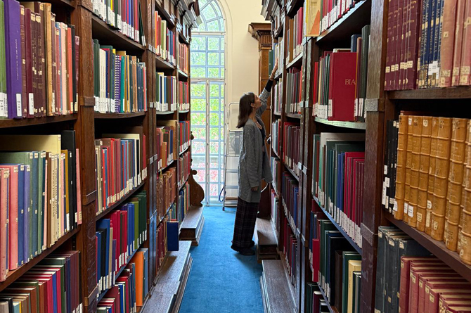 Una de las beneficiadas en la biblioteca de la Facultad de ling&uuml;&iacute;stica de la Universidad de Cambridge