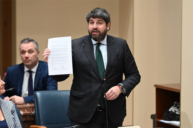 L&oacute;pez Miras muestra en la Asamblea Regional la carta dirigida al CEO de Sabic