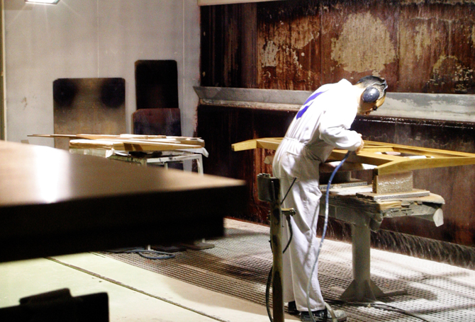 Un trabajador en una fábrica de Muebles en Yecla