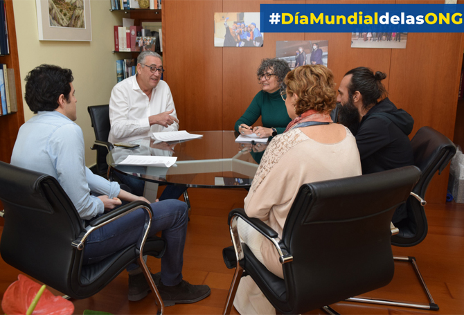 La rectora, Beatriz Miguel, y el presidente de Cirugía Solidaria, José Manuel Rodríguez