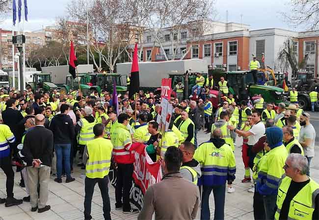 Agricultores del Campo de Cartagena rodean el edificio de la Asamblea Regional