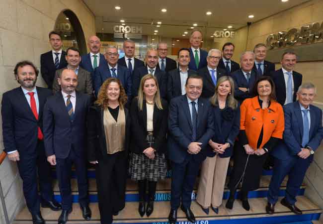 Los firmantes del acuerdo en la sede de Croem