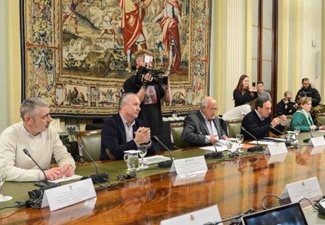 Dos murcianos entre los representantes de las organizaciones agrarias que se reunión con Luis Planas: Marcos Alarcón (UPA), primero de la izquierda y Miguel Padilla (Coag), en el centro