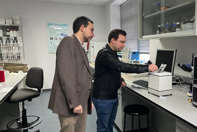 Juan García Bermejo, director de la Escuela de Caminos y Minas (a la izquierda de la imagen), junto a Daniel Carreres, en un laboratorio de la UPCT