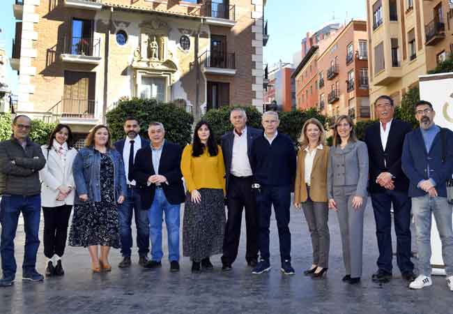 Foto de familia de la mayoría de los miembros de la nueva Junta Directiva del Colegio de Periodistas