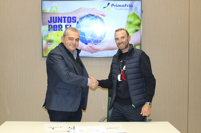 Juan Conesa Alcaraz y Alejandro Valverde tras la firma del acuerdo