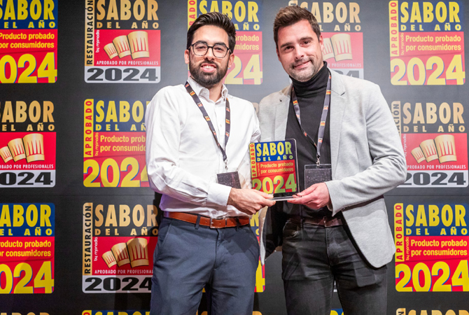 Miguel Gironés, Brand Manager de Platos Preparados y José Marsilla, Brand Manager de Elaborado, reciben el galardón ‘Sabor del Año 2024’