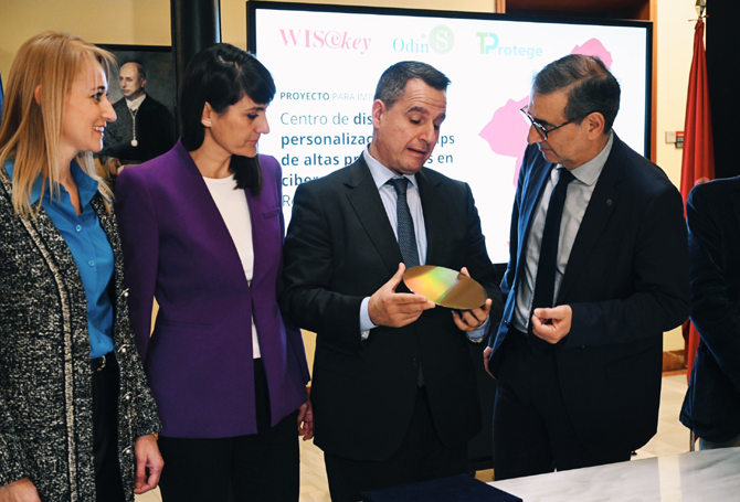 José Trigueros, directivo de la Spin Off de la UMU Odin Solutions, muestra al rector la secretaria de Estado y la delegada del Gobierno el material con el que se fabrican los chip