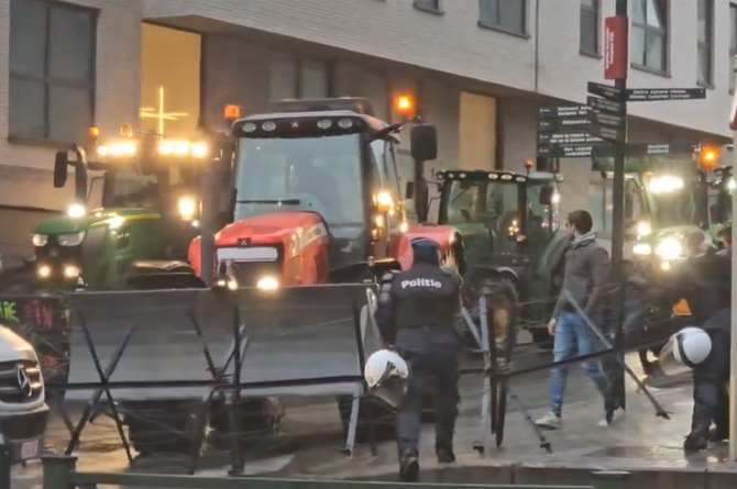 Un tractor arremete contra una barrera policial este lunes en Bruselas
