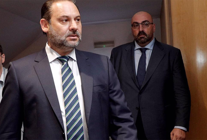 José Luis Ábalos; al fondo su antiguo colaborador Koldo García