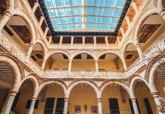 Interior del hotel Cetina en Baeza