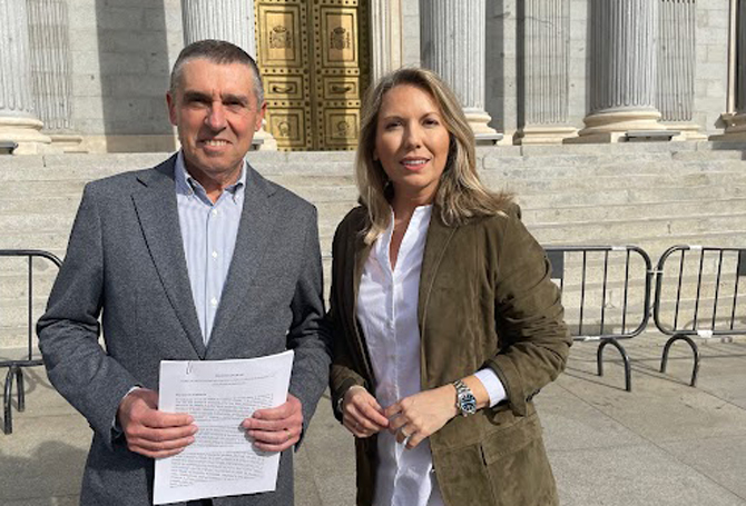 Adolfo García Albaladejo y Natalia Corbalán, ante las puertas del Congreso