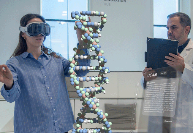 Una alumna utiliza las gafas ‘Vision Pro’ para ‘tocar’ una secuencia de ADN