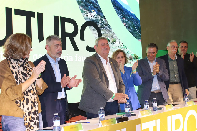 Marcos Alarcón, segundo por la izquierda, junto a Lorenzo Ramos, secretario general saliente, y Cristóbal Cano (tercero por la derecha)
