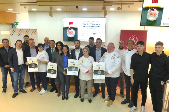 El director del Instituto de Turismo, con representantes del ayuntamiento de Lorca, empresas patrocinadoras y cocineros