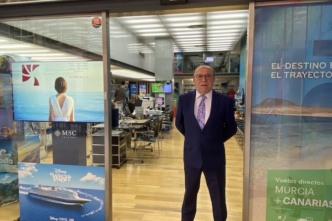 Ángel Luis Guarinos Martínez, socio cofundador de Viajes Diana en la oficina de la agencia
