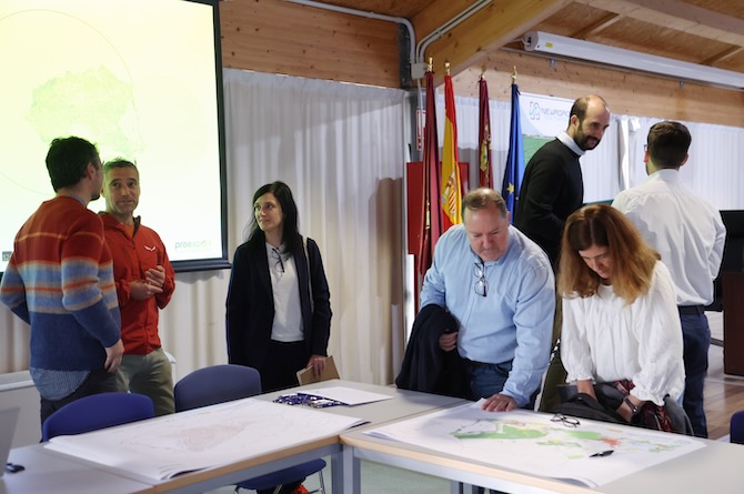 nvestigadores del proyecto y ponentes de la jornada observan planos del entorno del Mar Menor
