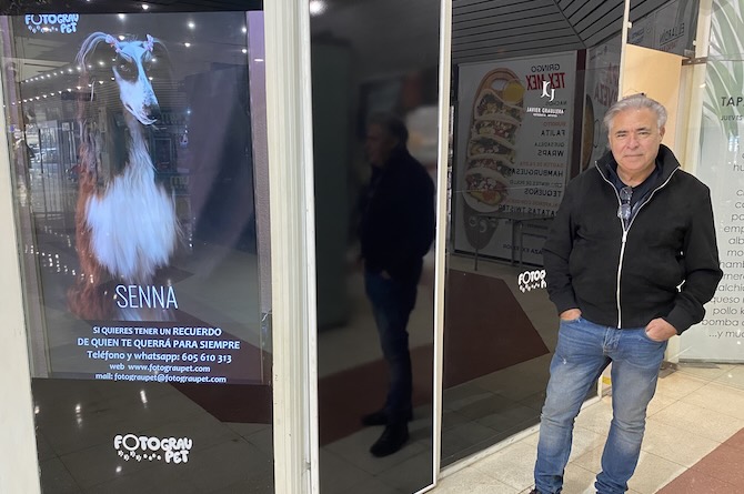 Javier Graullera en la puerta de su estudio, Fotograupet, en Centrofama, Murcia