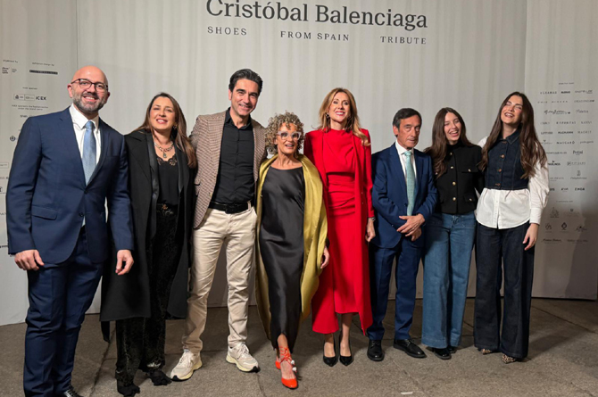 La consejera posa con los representantes de las marcas de calzado de la Región de Murcia que participan en la exposición de Balenciaga