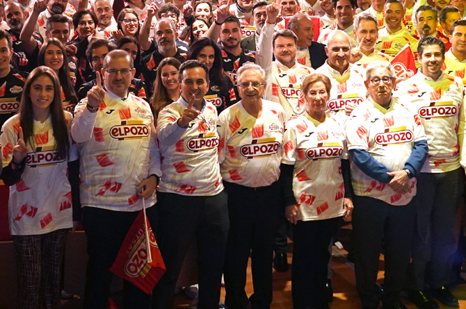 Equipo de Marketing y Comercial de El Pozo Alimentación vistiendo la misma camiseta