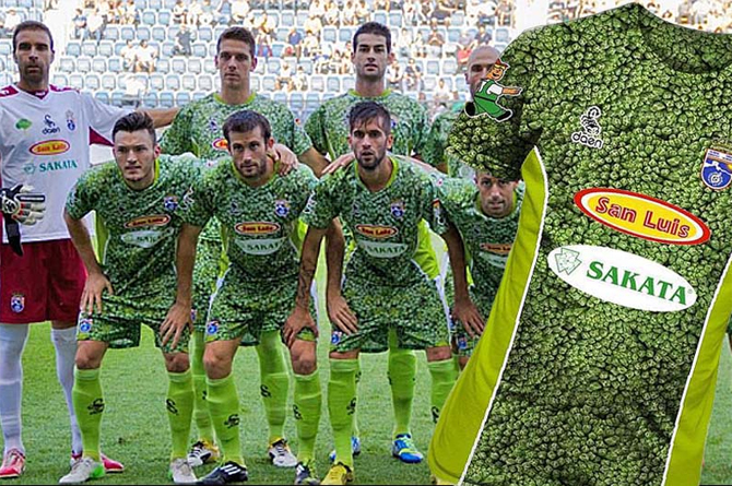Luis Jiménez SL fue patrocinador del equipo de La Hoya, que en Tercera y Segunda B lucía esta curiosa camiseta con un collage de brócolis