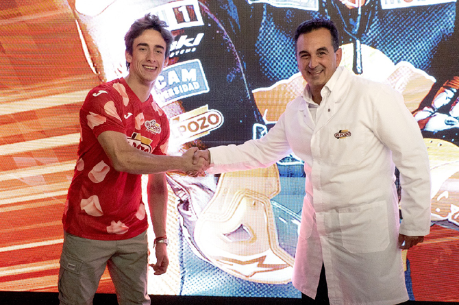 El piloto Pedro Acosta con el director general de El Pozo Alimentación, Rafael Fuertes
