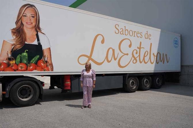 Visita en 2023 de Belén Esteban a la fábrica donde se elaboran sus gazpachos
