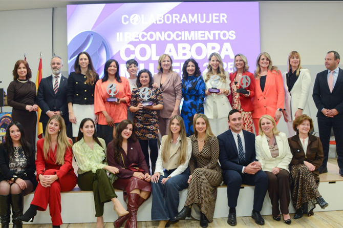 Foto de familia de las premiadas y organizadores de los 'Reconocimientos Colabora Mujer'