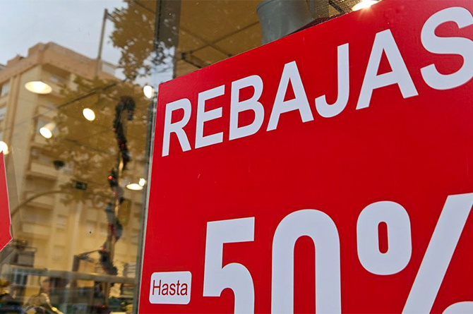 Los precios descendieron en enero por el ‘efecto rebajas’ y las gasolinas
