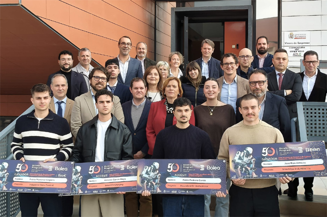 Foto de familia de los ganadores y el jurado